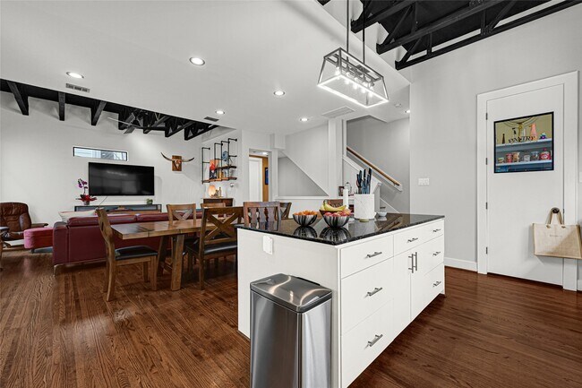 Building Photo - 1107 W 21st St