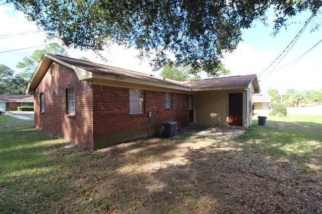Building Photo - North Pensacola 2BR Duplex Near UWF & I-10 with All-Electric Living, Eat-In Kitchen & Washer/Drye...
