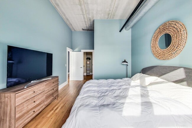 Building Photo - 1735 W Diversey Pkwy