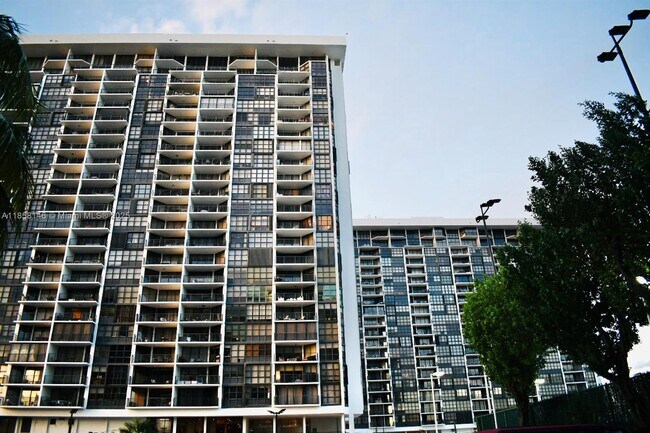 Building Photo - 1901 Brickell Ave