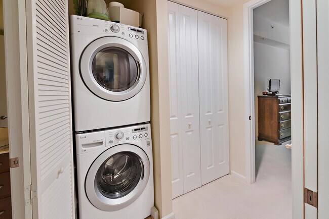 Building Photo - 403 S Sapodilla Ave
