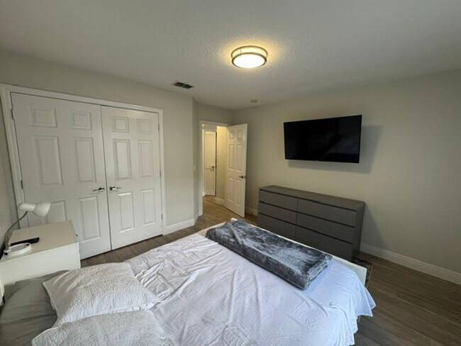 Building Photo - 1 Bedroom 1 Bath Renovated Garage Apartment in the Main Village of Celebration