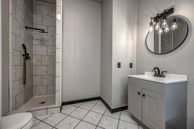 Building Photo - 4 Bedroom 2 Bath