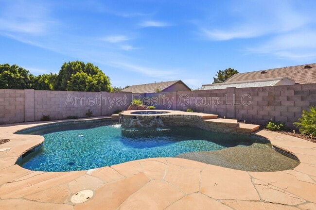 Building Photo - 7017 W Greenbriar Dr