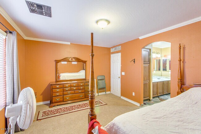 Building Photo - Amazing 4 bedrooms, 3 bathrooms house in P...