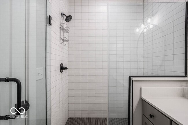 Building Photo - Beautiful townhome located off 16th and College. Pets allowed for an additional $1,000 non refund...