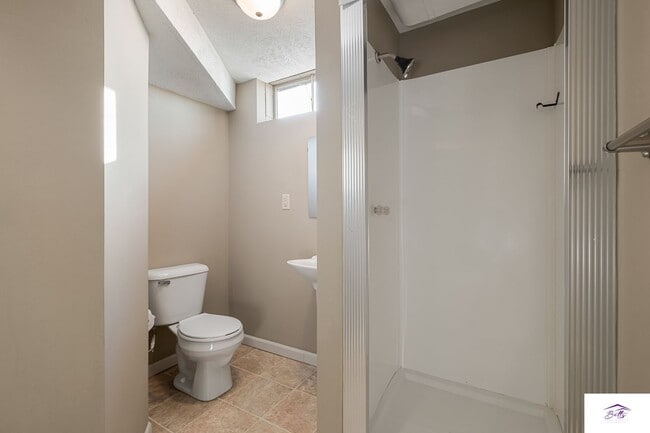 Building Photo - AVAILABLE NOW!