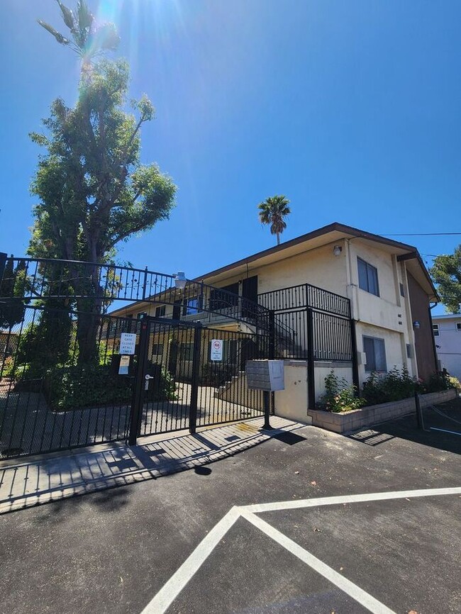 Building Photo - New Year's Spec 1 Mo Free REBATE! La Mesa: SPACIOUS 2BR/1BA Unit with private patio/small yard space