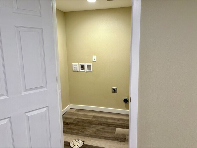 Building Photo - University Park Home with Finished Basemen...