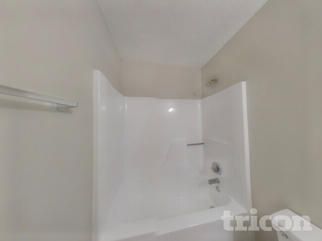 Building Photo - 2407 Windridge Dr NE