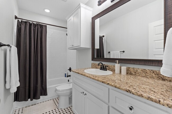 Building Photo - 607 S Alamo St