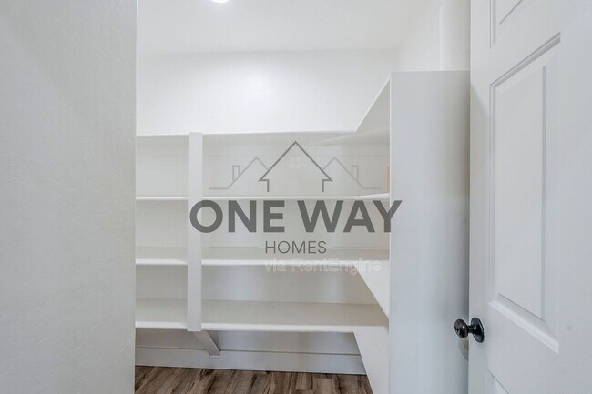 Building Photo - 760 N Swan Dr