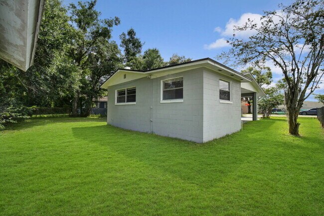 Building Photo - 2218 SW Rd