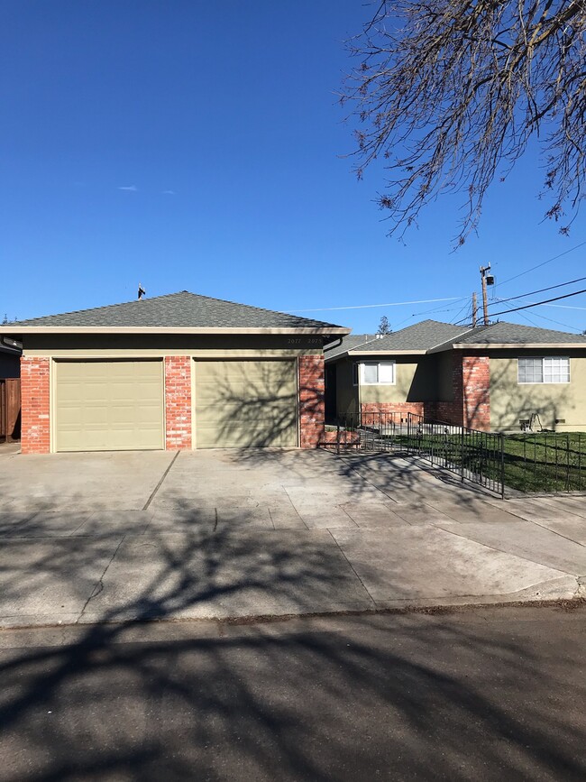 Remodeled large 3 bdrm,2 bath single story duplex with one car garage, indoor laundry room. New! - 2075 Willester Ave