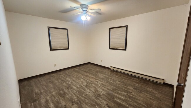 Building Photo - 3 Bedroom Duplex with Attached Garage & La...
