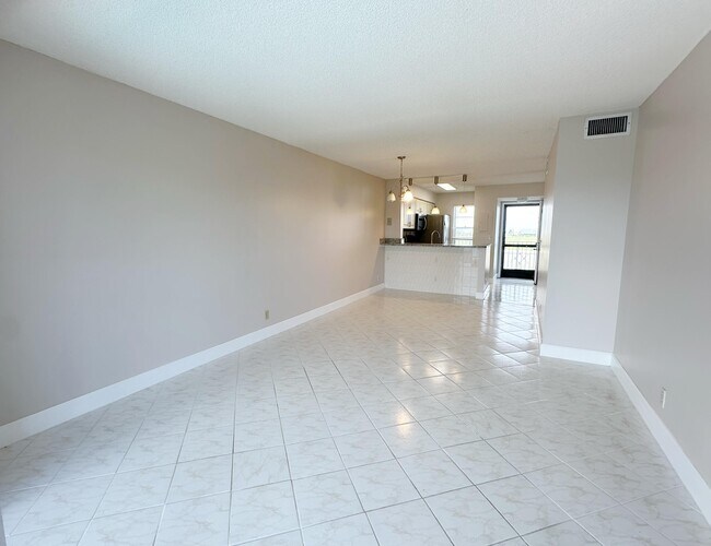 Building Photo - 2220 N Cypress Bend Dr