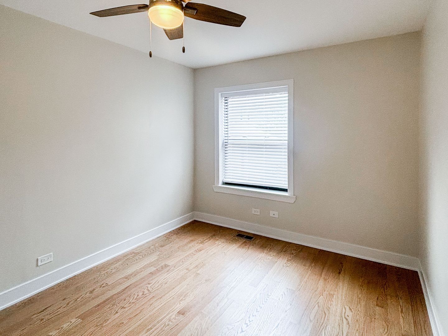 Building Photo - 1940 W Wilson Ave