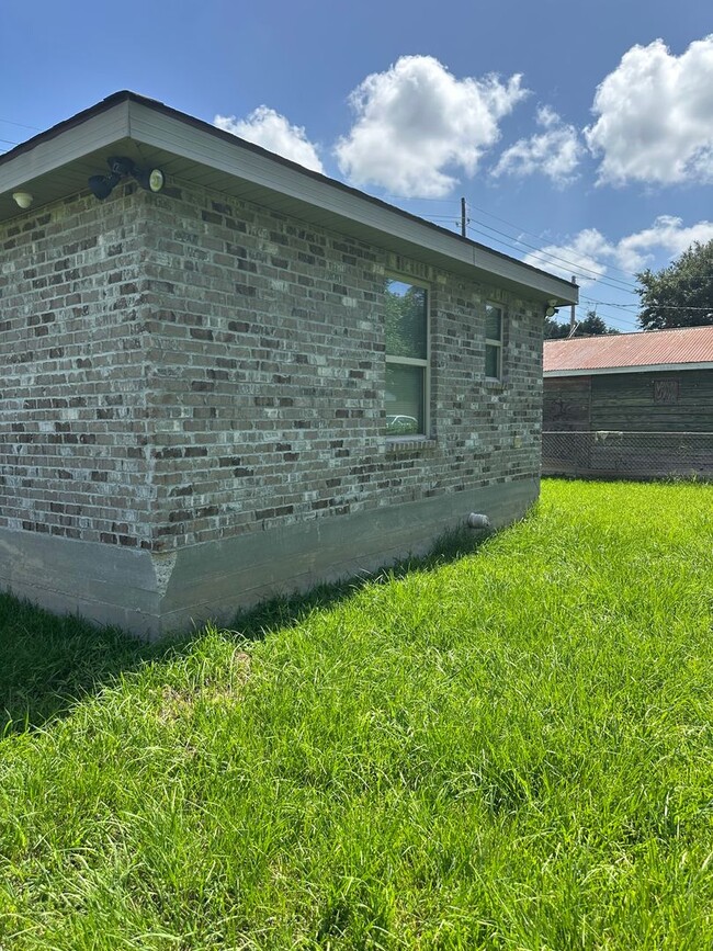 Building Photo - 1406 Memory Ln