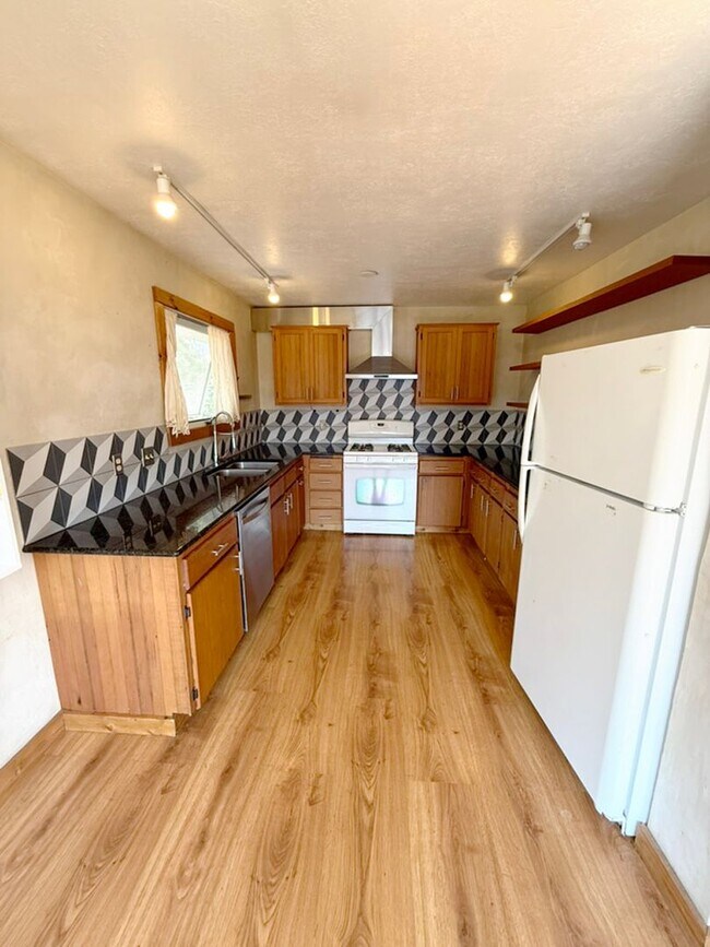 Building Photo - 1116 S Pinecrest Dr