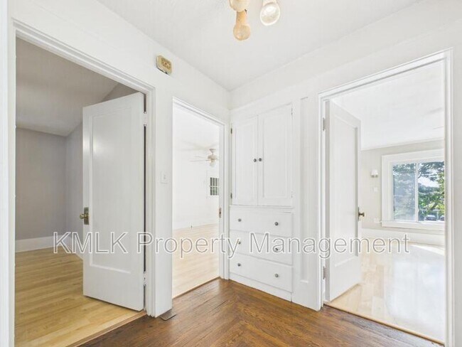 Building Photo - 137 Conger Ave