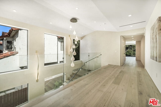 Building Photo - 318 S Medio Dr