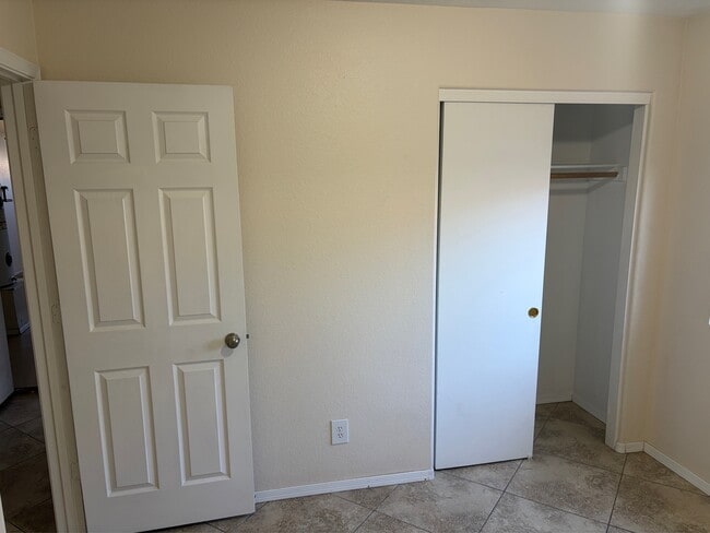 Building Photo - 817 E Yuma Ave