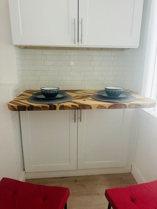 Building Photo - "Brand new" Cottage!  1-BR + den, totally ...