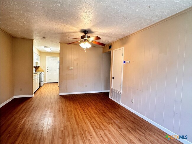 Building Photo - 906 N LBJ Dr