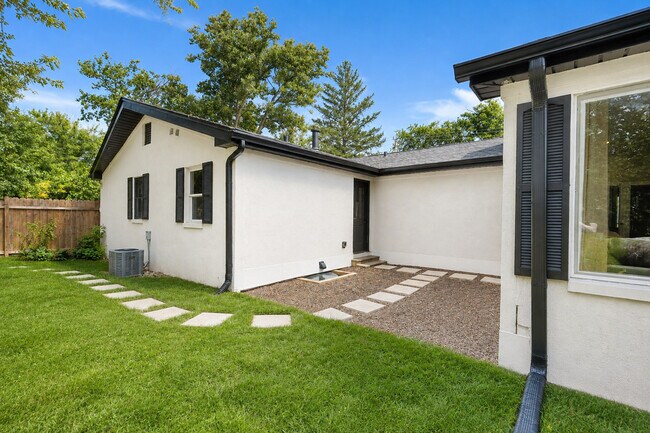 Building Photo - 3825 Maple Ave
