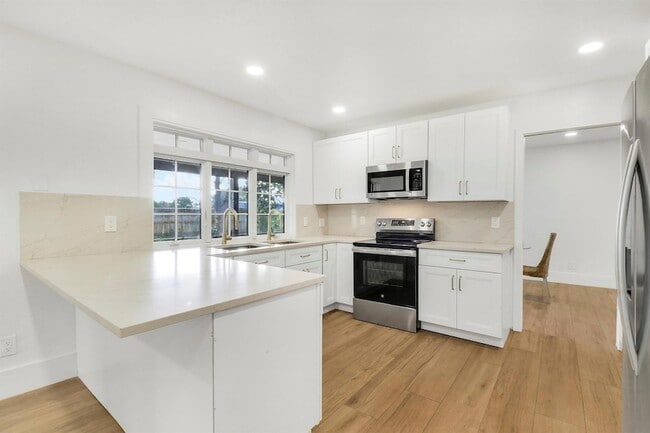 Building Photo - 1009 Alamanda Dr