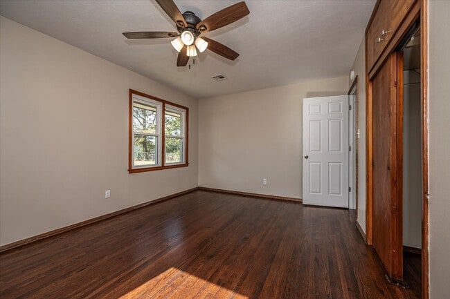 Building Photo - 809 N Ross Ave