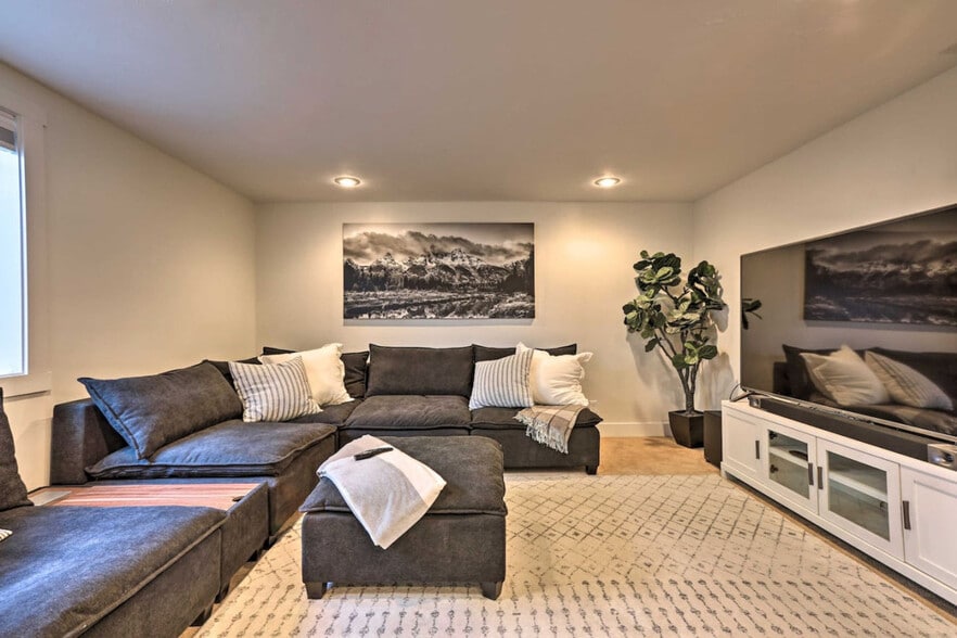 Building Photo - 930 Canyon Ave