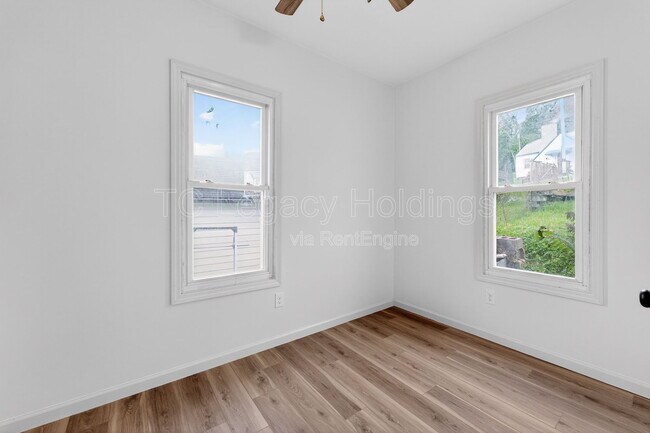 Building Photo - 407 Simpson Ave