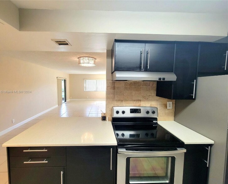 Building Photo - 210 Lakeview Dr