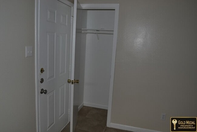 Building Photo - 4707 Westcliff Rd