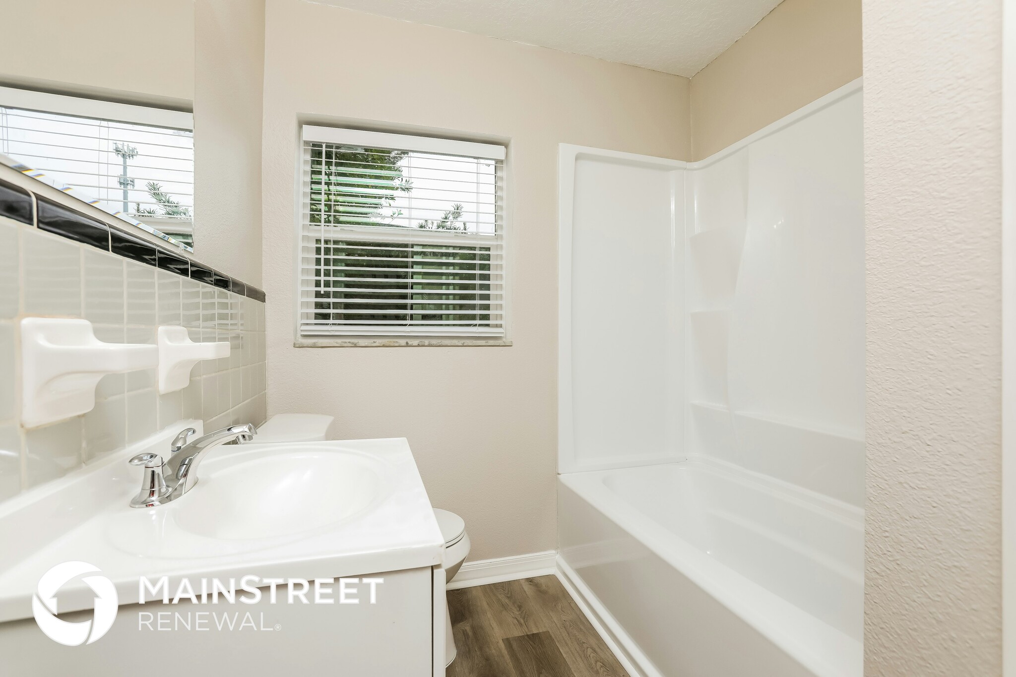 Building Photo - 1171 Lakeview Dr