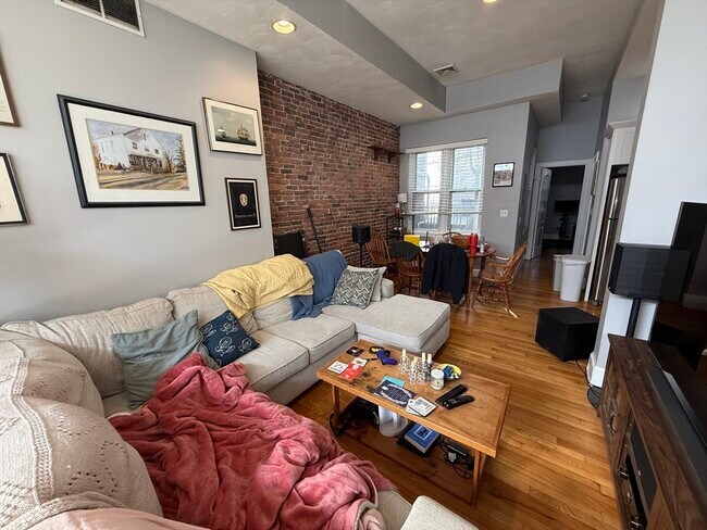 Building Photo - 146 W Fourth St