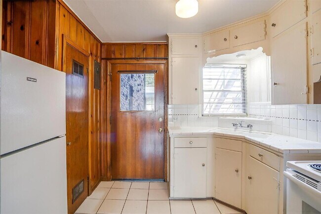 Building Photo - 2 Bedroom Apartment in Historic Monticello Neighborhood