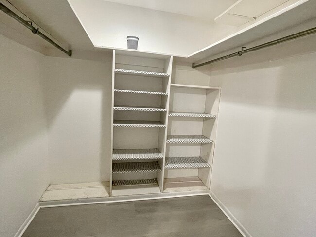 Building Photo - 1943 Sky Dr