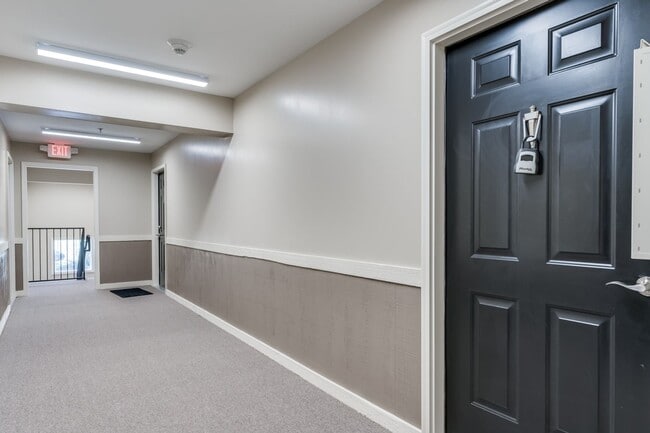 Building Photo - Welcome Home – Spacious Apartment with Mod...