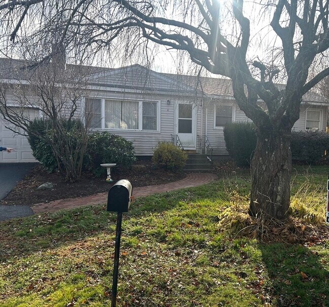 Primary Photo - 4 Meadowview Ln