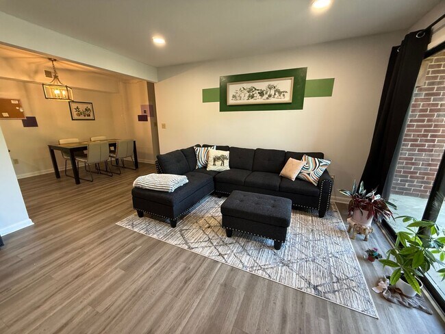 Building Photo - Fully Furnished Condo with community pool
