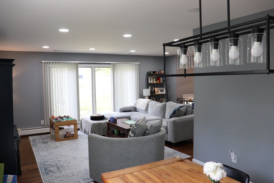 Building Photo - 442 Surrey Ln