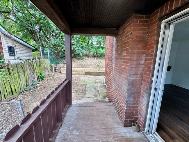 Building Photo - Adorable 2 Bed 1 Bath Home in Brookline W/dedicated office/library space!