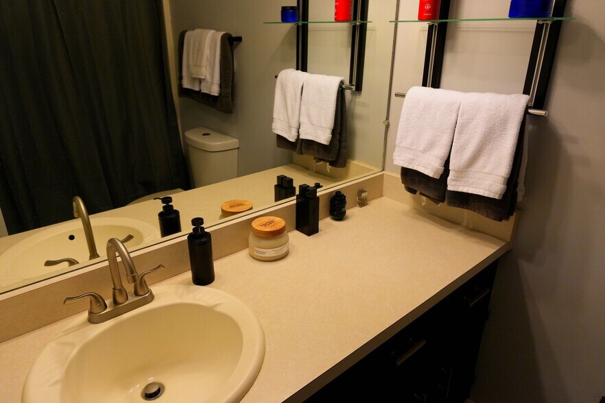 Building Photo - 932 Kingsbury Dr