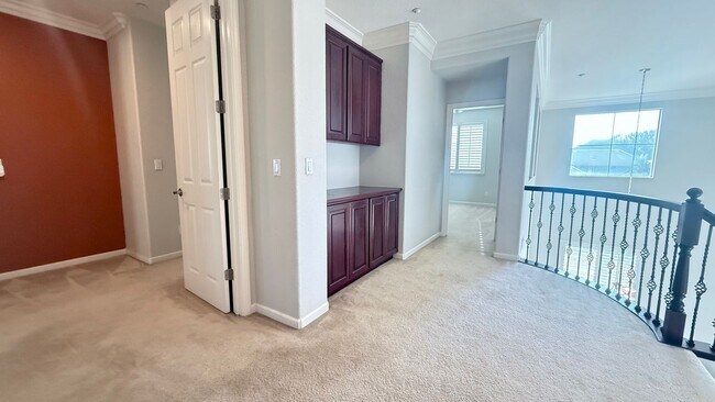 Building Photo - New listing! Bright and Spacious, Close to Parks and Trails