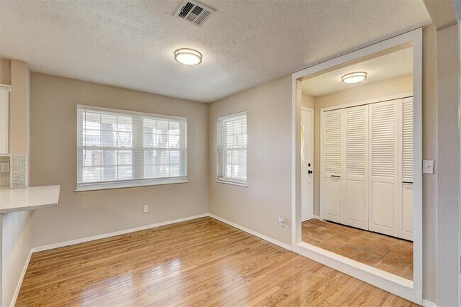 Building Photo - 206 Del Mar Dr