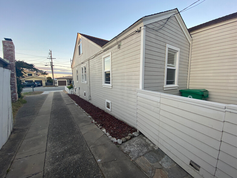 Driveway facing away from garage - 1005 Del Monte Blvd