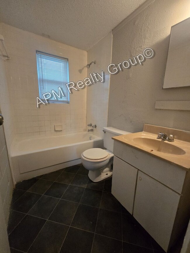Building Photo - Renovated apartment in Earlwood