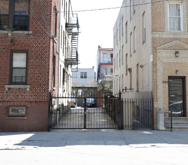 Building Photo - 3038 Wallace Ave